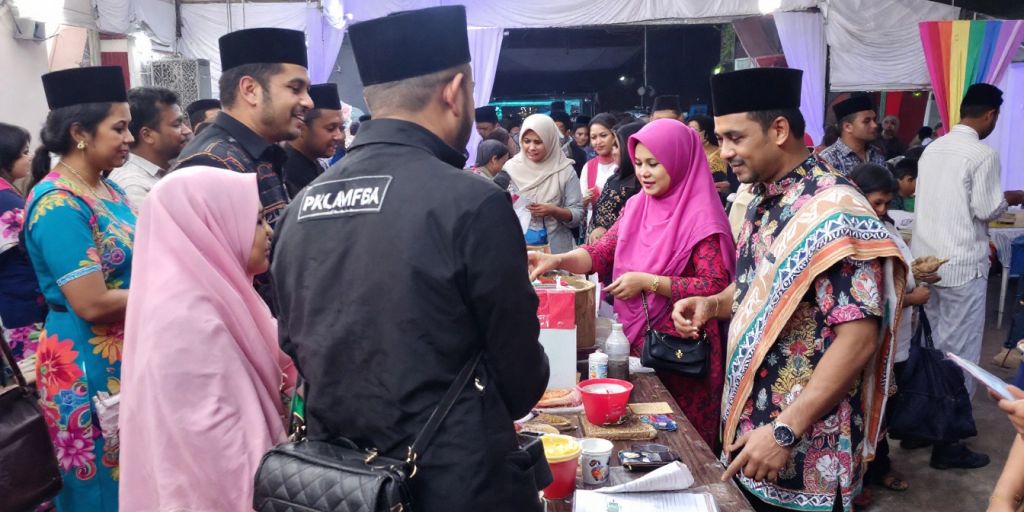 Kegiatan masyarakat Kota Jambi dengan budaya lokal.